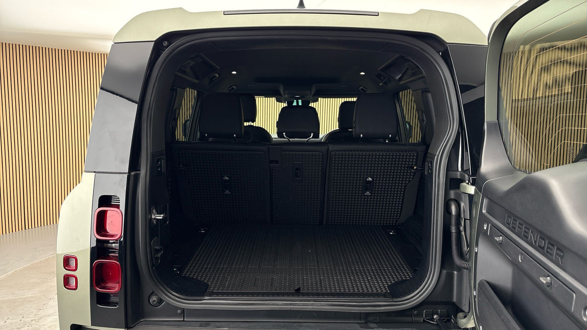 Land Rover Defender 110 Image 11
