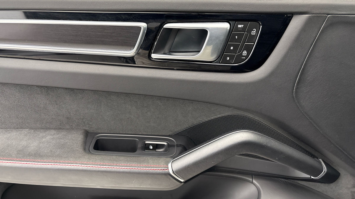 Porsche Cayenne Image 19