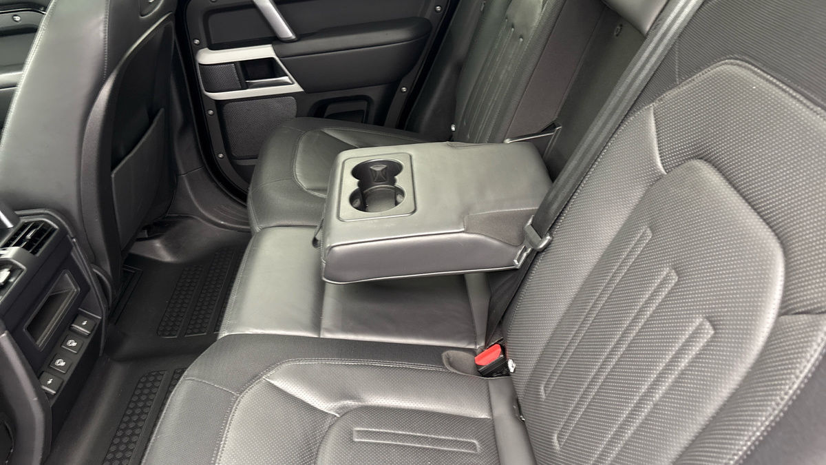 Land Rover Defender 110 Image 9