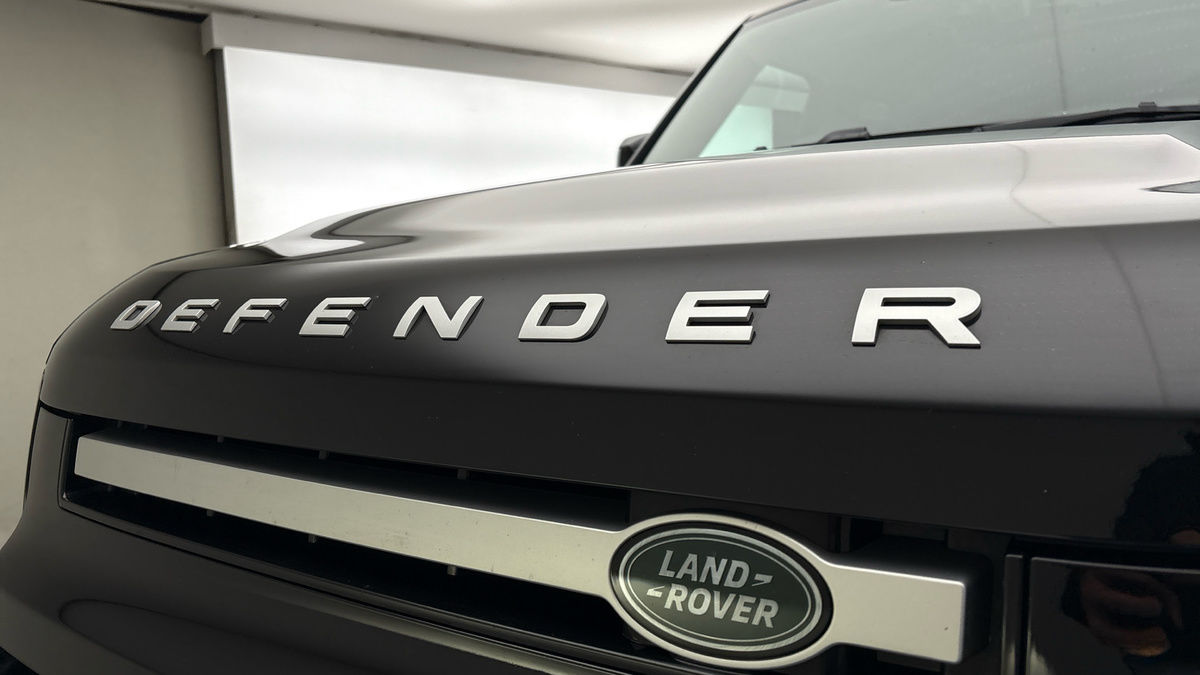 Land Rover Defender 110 Image 24