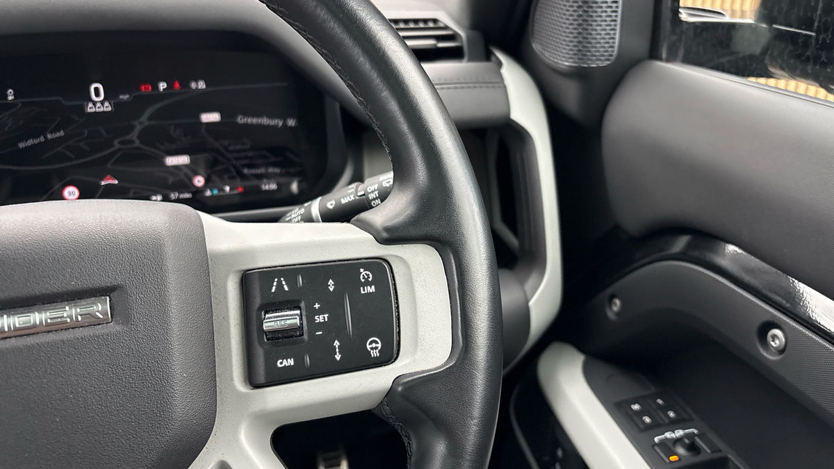 Land Rover Defender 110 Image 14