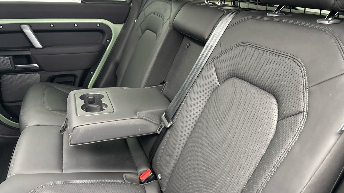 Land Rover Defender 110 Image 9