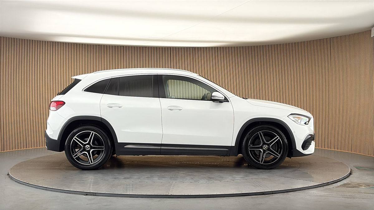 Mercedes-Benz GLA Image 16