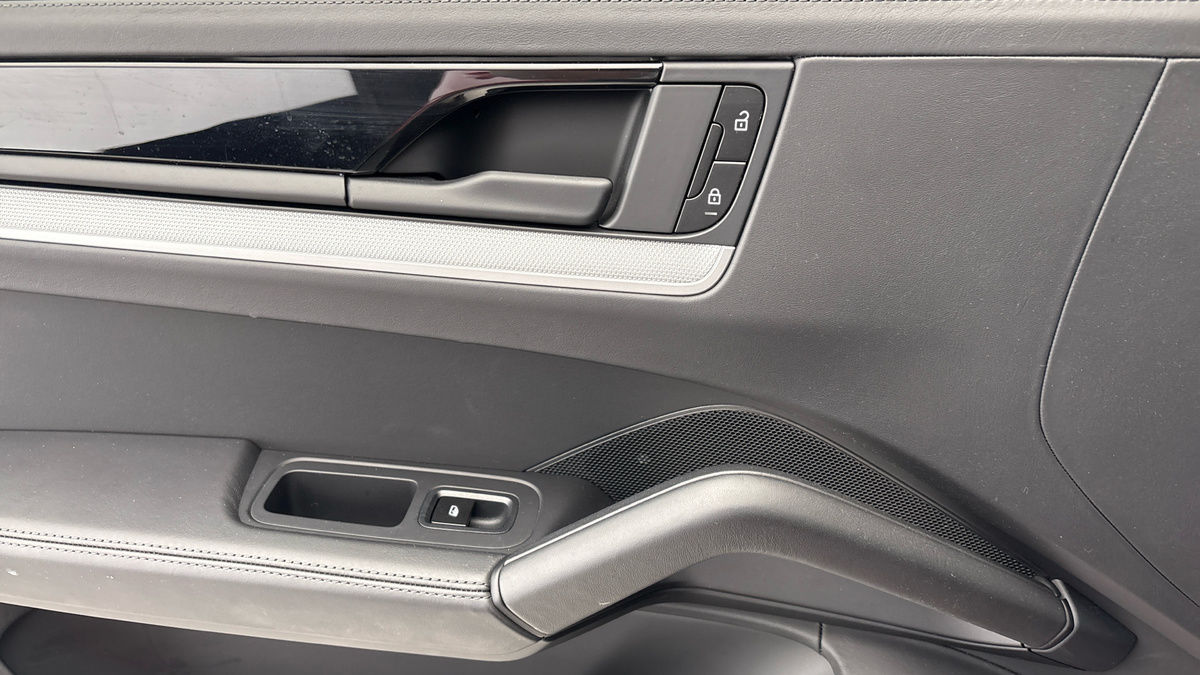 Porsche Cayenne Image 19