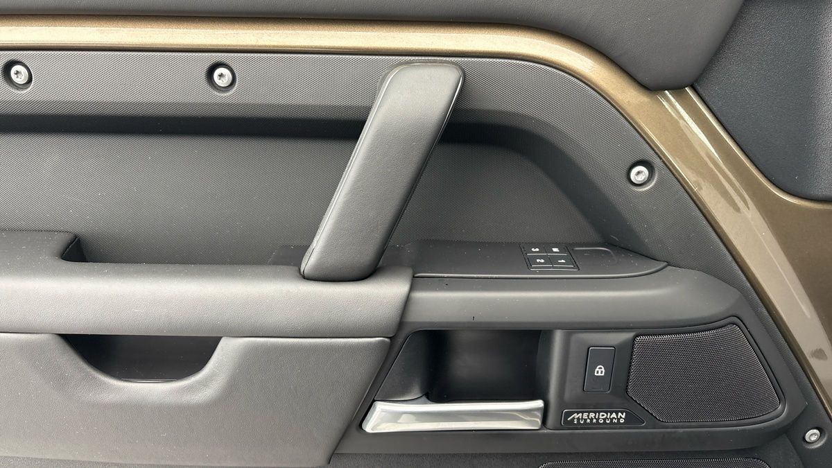 Land Rover Defender 110 Image 19