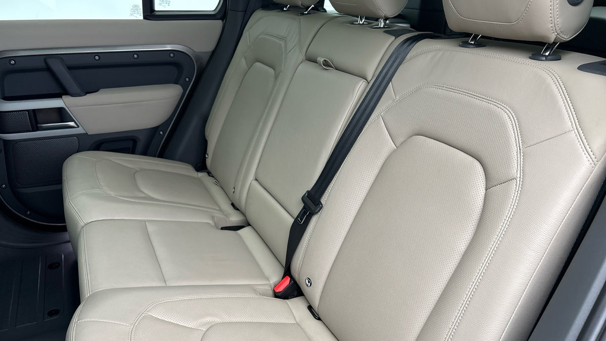 Land Rover Defender 110 Image 8