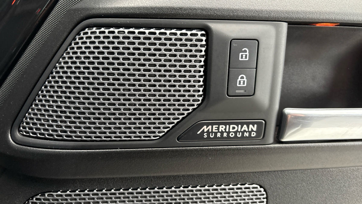 Land Rover Defender 110 Image 26