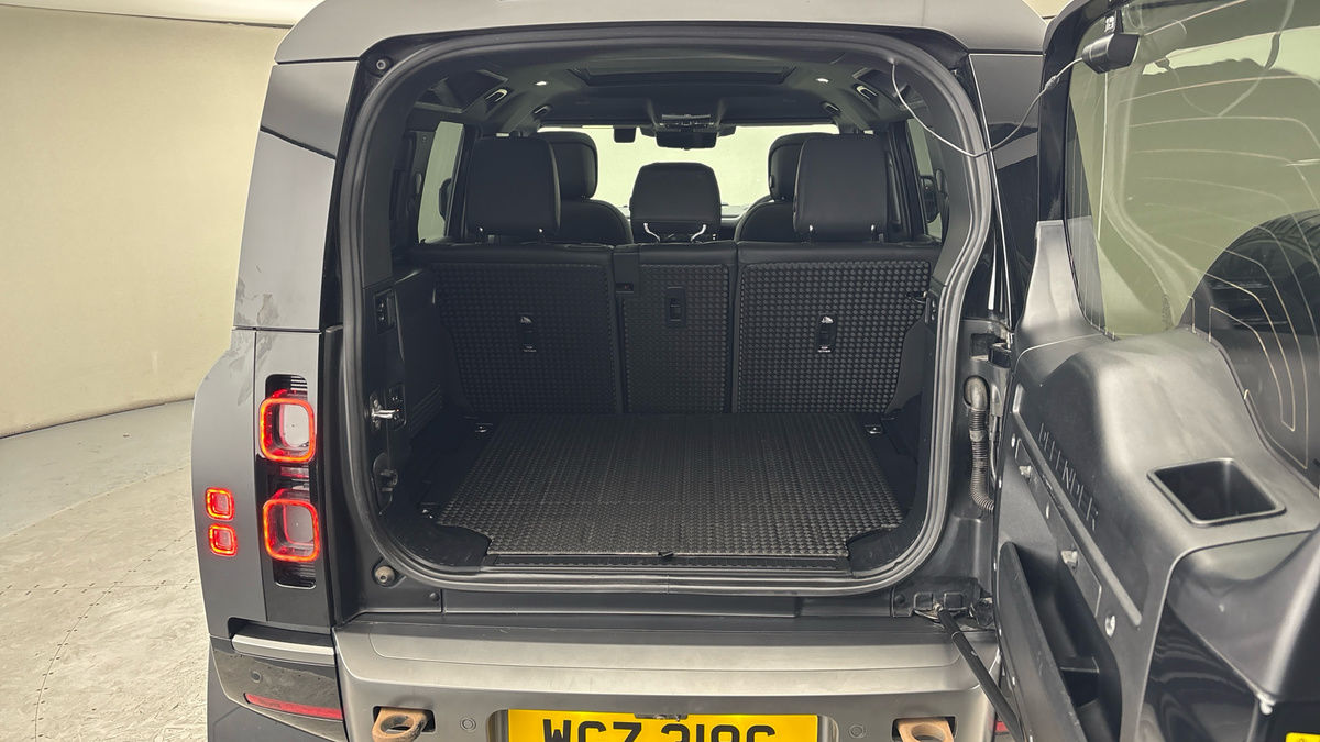 Land Rover Defender 110 Image 11