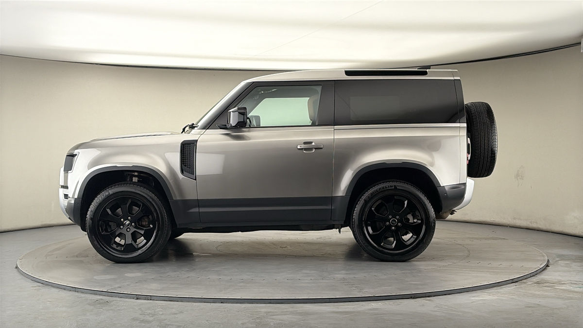 Land Rover Defender 90 Image 15