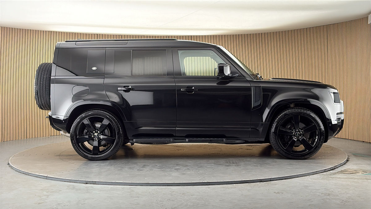 Land Rover Defender 110 Image 16