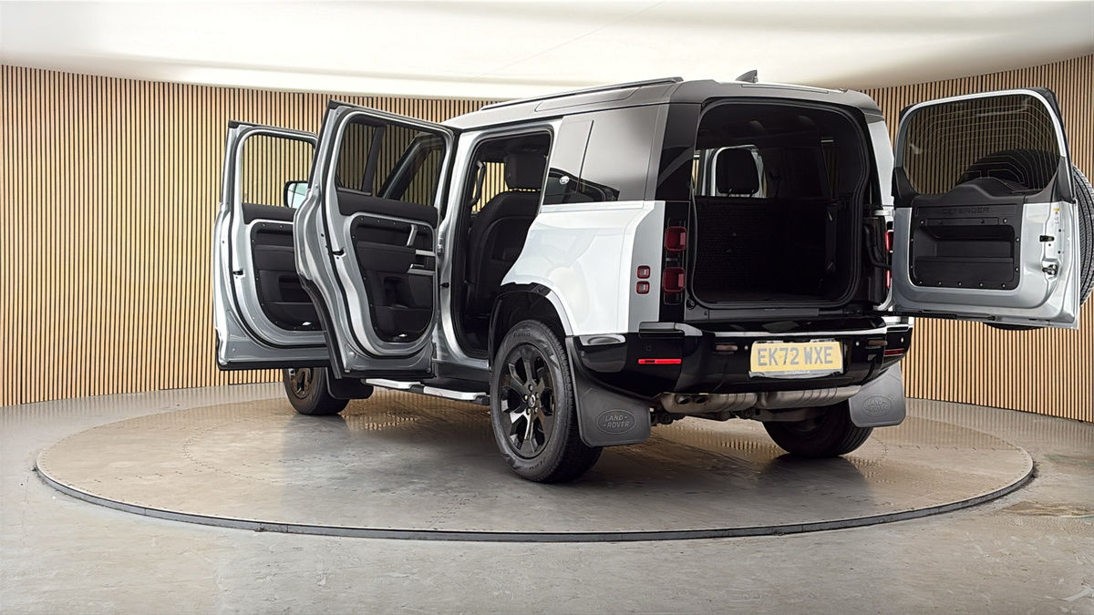 Land Rover Defender 110 Image 23