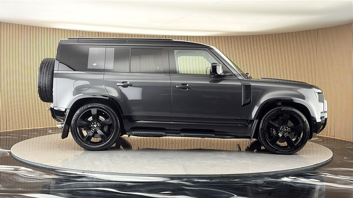 Land Rover Defender 110 Image 16