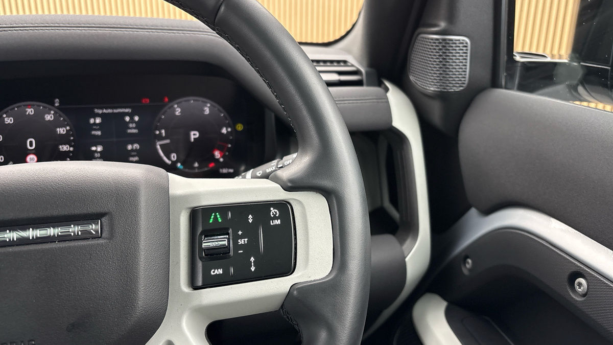 Land Rover Defender 110 Image 14