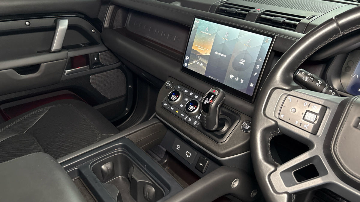 Land Rover Defender 110 Image 18