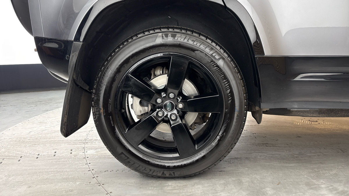 Land Rover Defender 110 Image 10