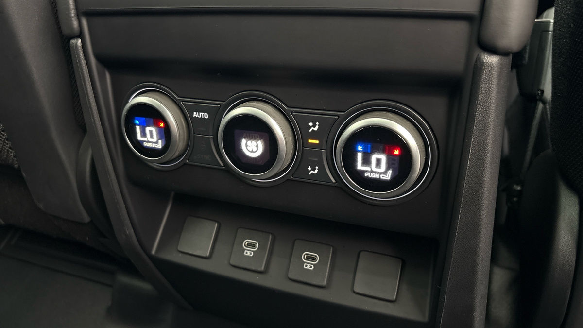Land Rover Defender 110 Image 33