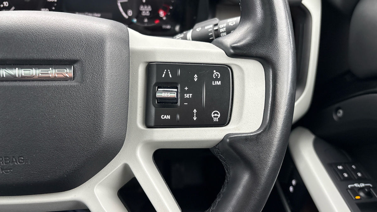 Land Rover Defender 110 Image 14