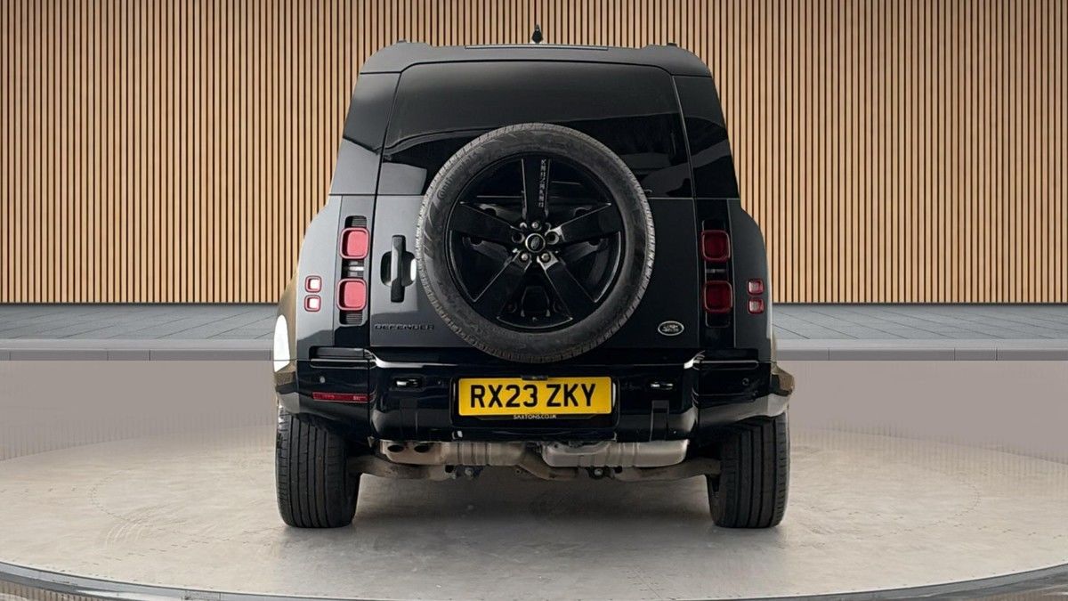Land Rover Defender 110 Image 4