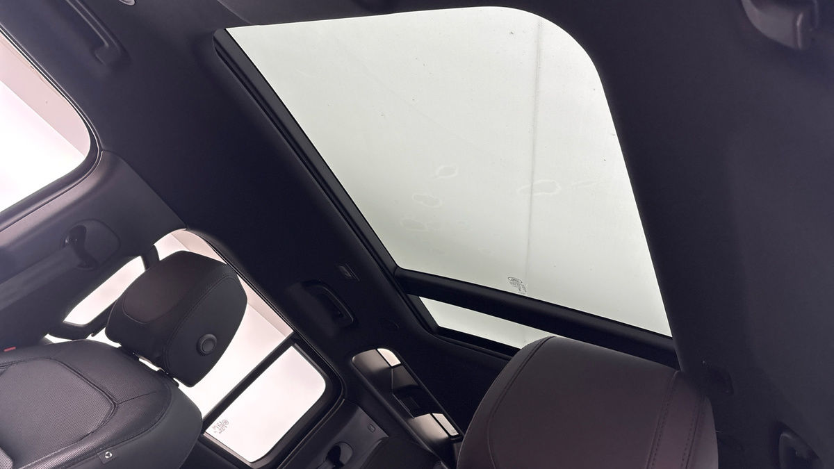 Land Rover Defender 110 Image 6