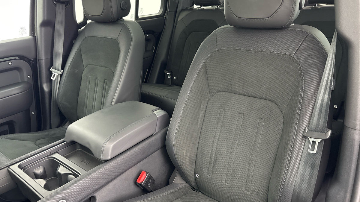 Land Rover Defender 110 Image 7