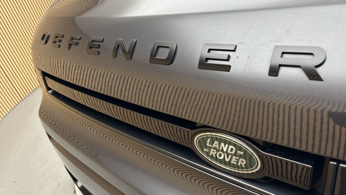 Land Rover Defender 110 Image 24