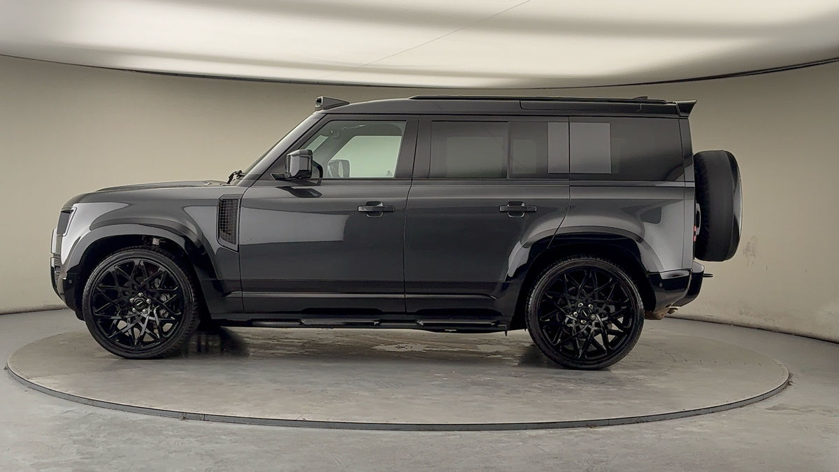 Land Rover Defender 110 Image 15