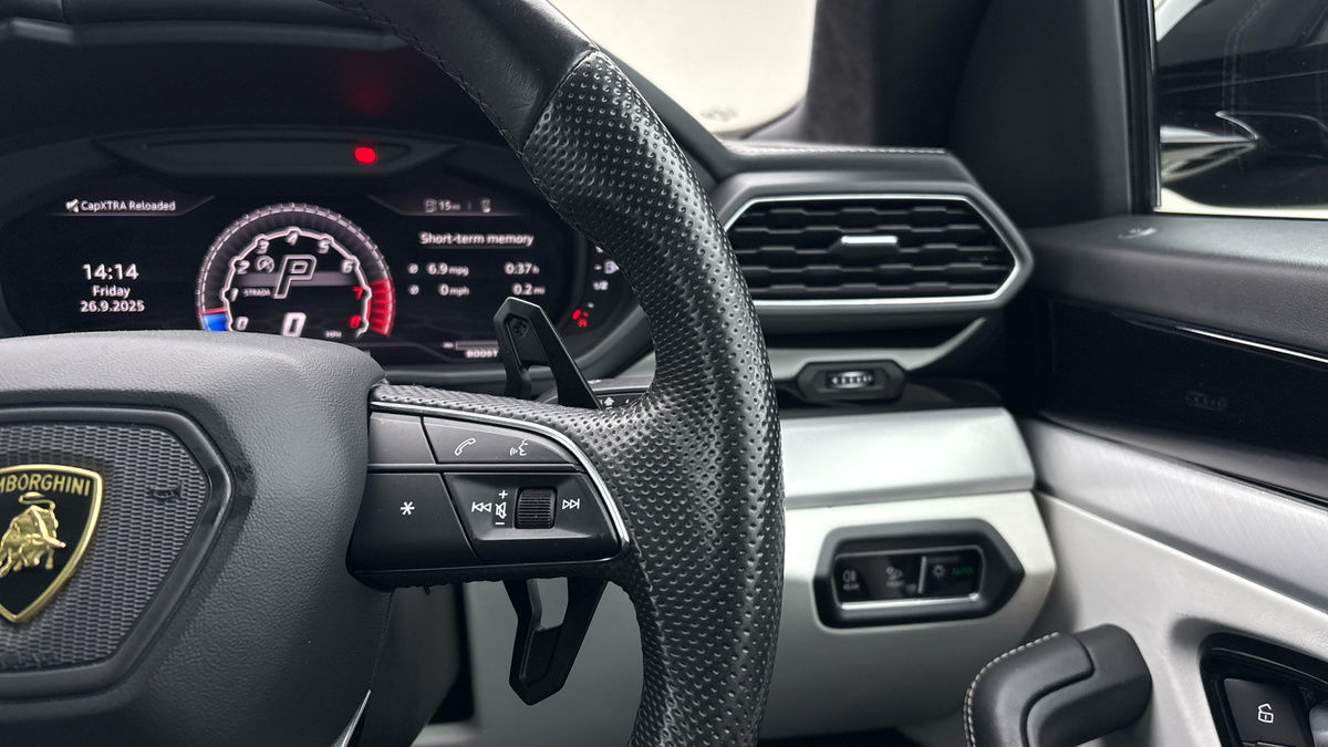 Lamborghini Urus Image 14