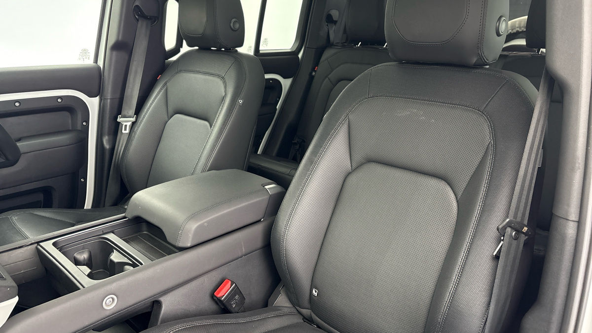Land Rover Defender 110 Image 7
