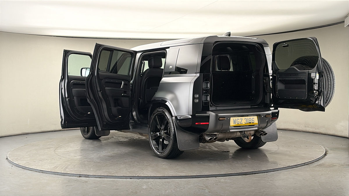 Land Rover Defender 110 Image 23