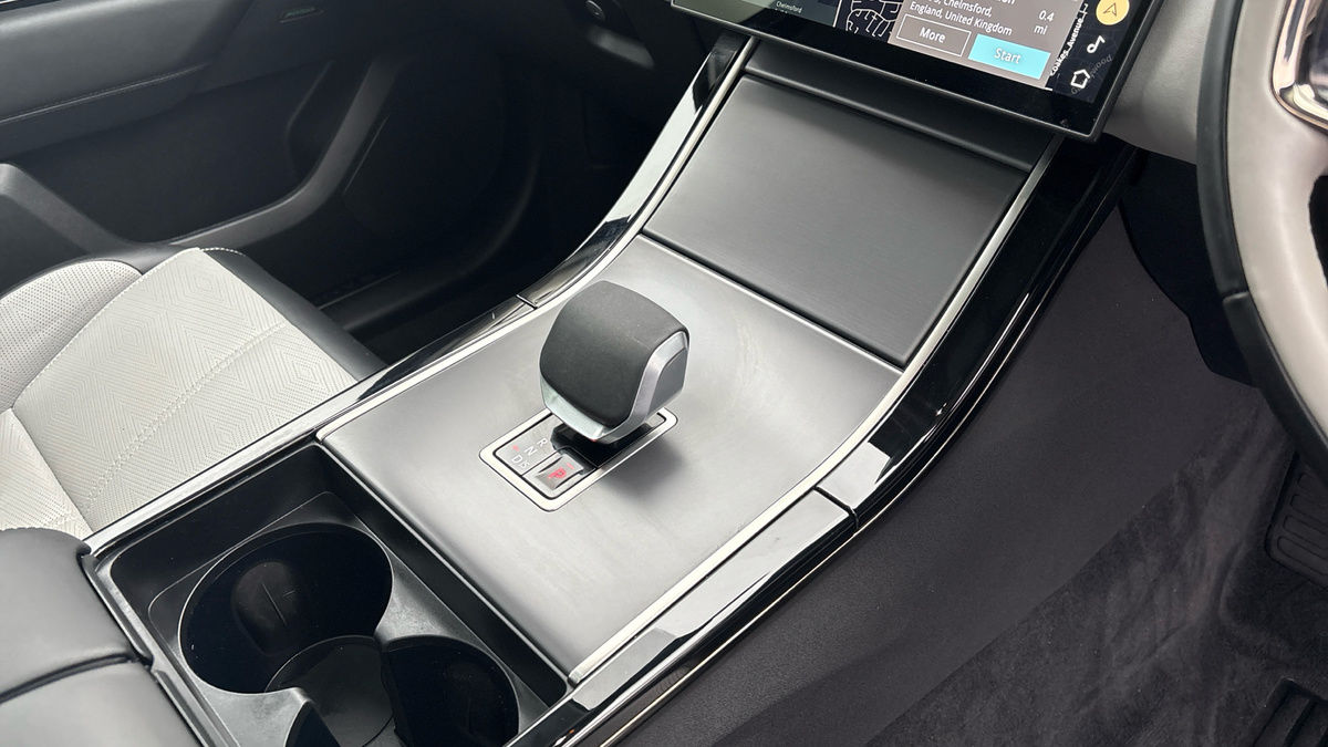 Land Rover Range Rover Velar Image 18