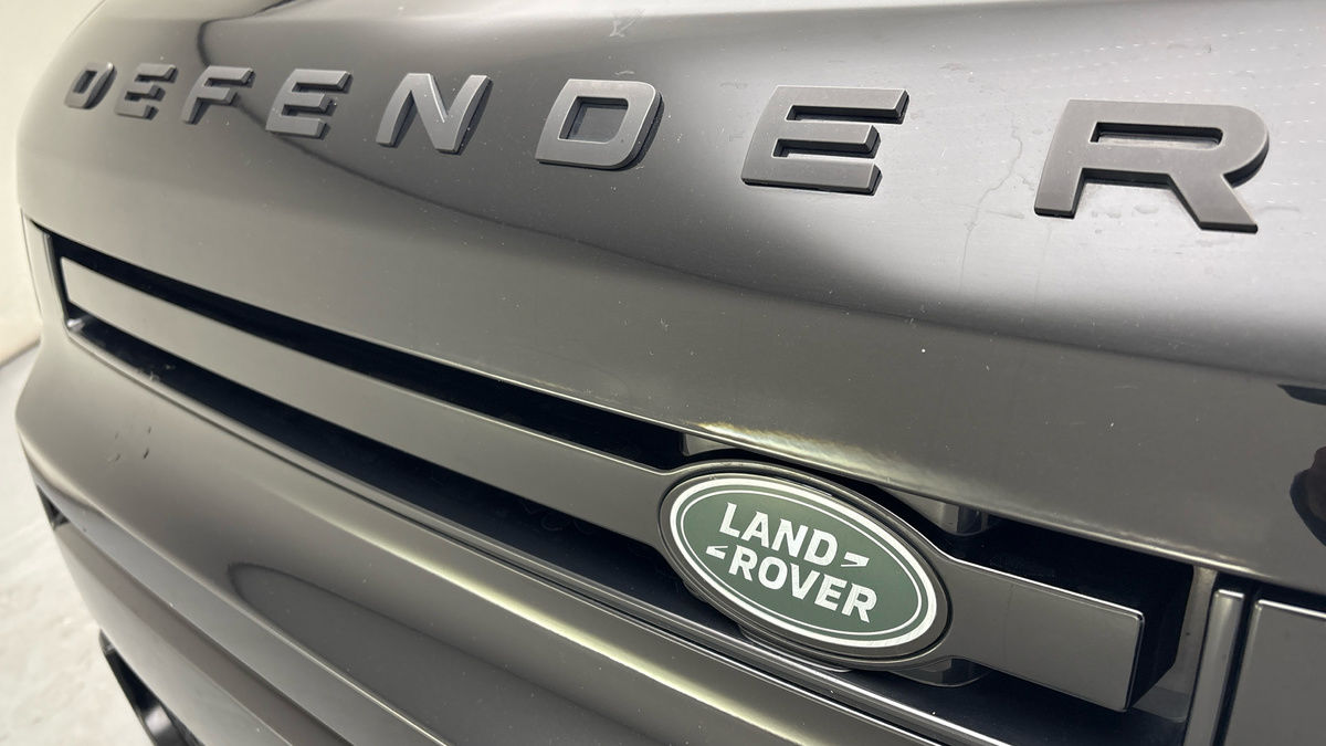 Land Rover Defender 110 Image 24
