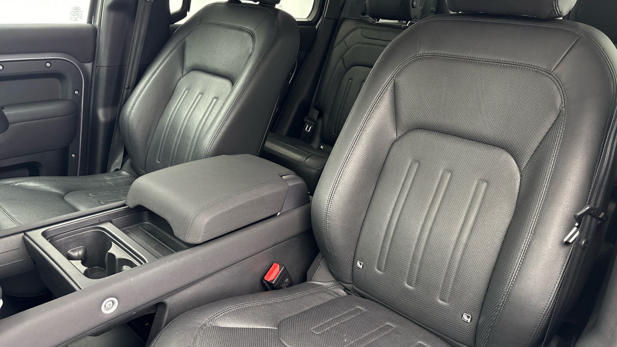 Land Rover Defender 110 Image 7