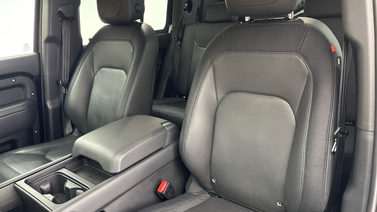 Land Rover Defender 110 Image 7