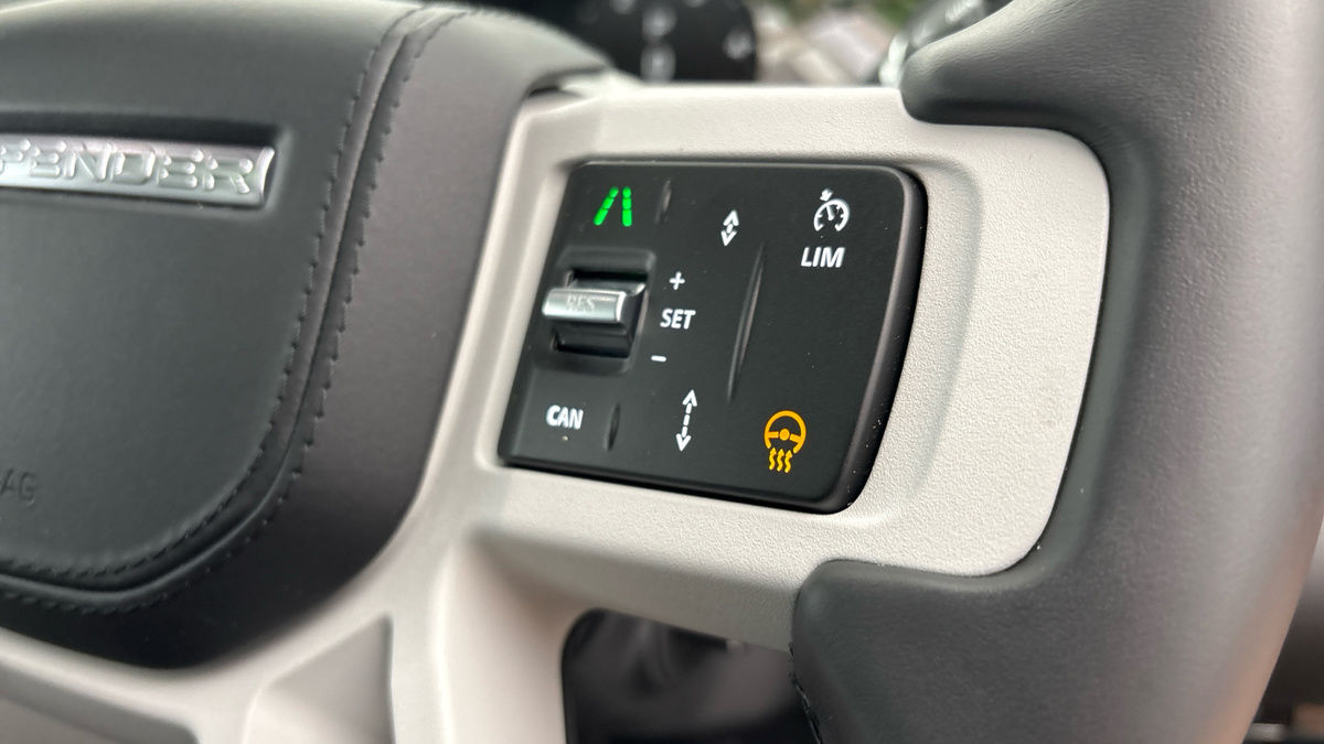 Land Rover Defender 110 Image 31