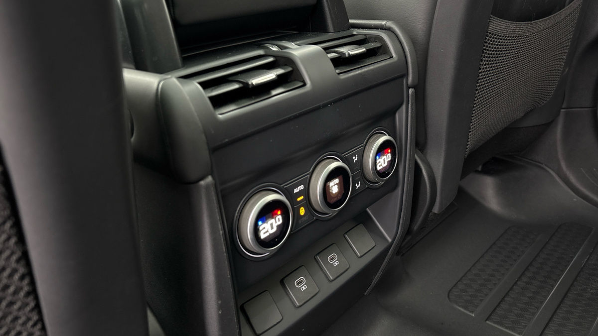 Land Rover Defender 130 Image 31
