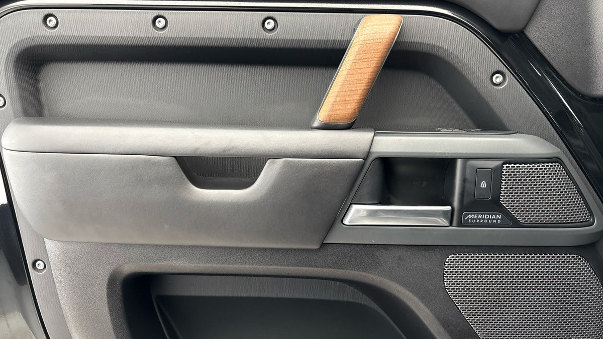 Land Rover Defender 110 Image 19