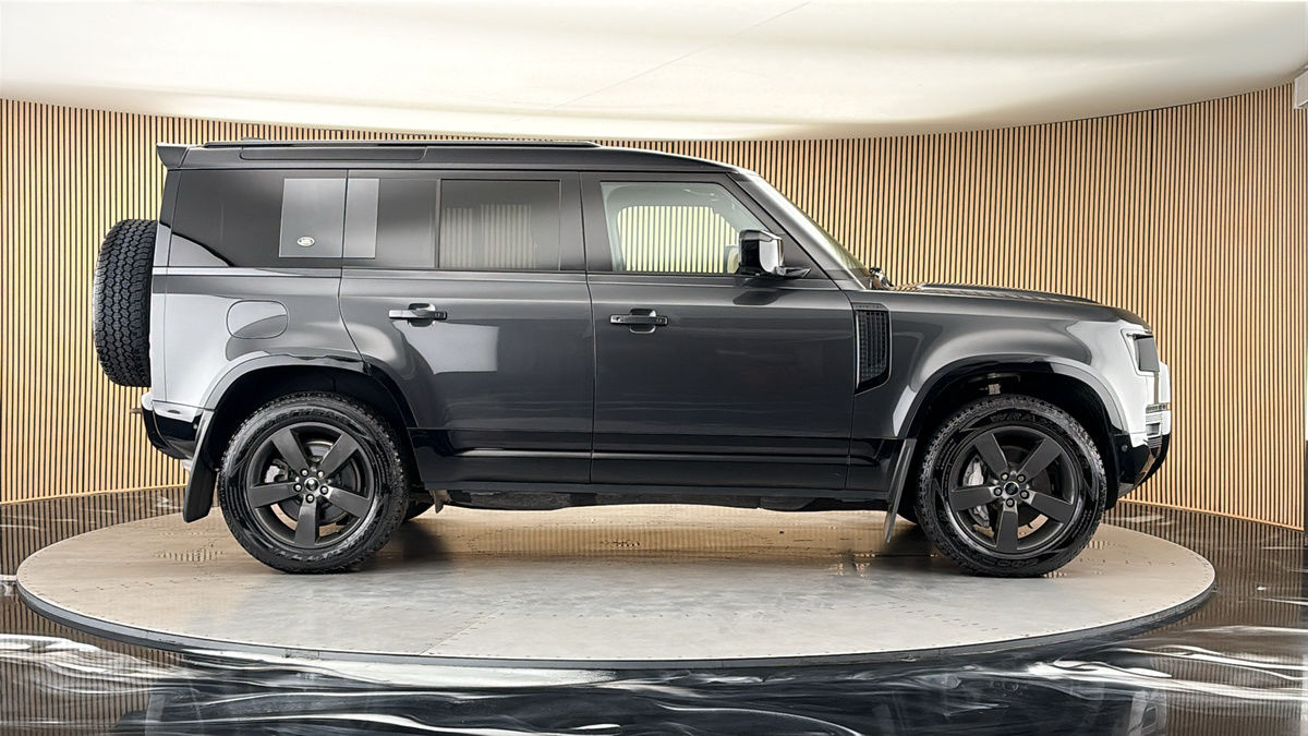 Land Rover Defender 110 Image 16