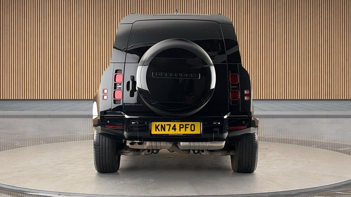 Land Rover Defender 110 Image 4