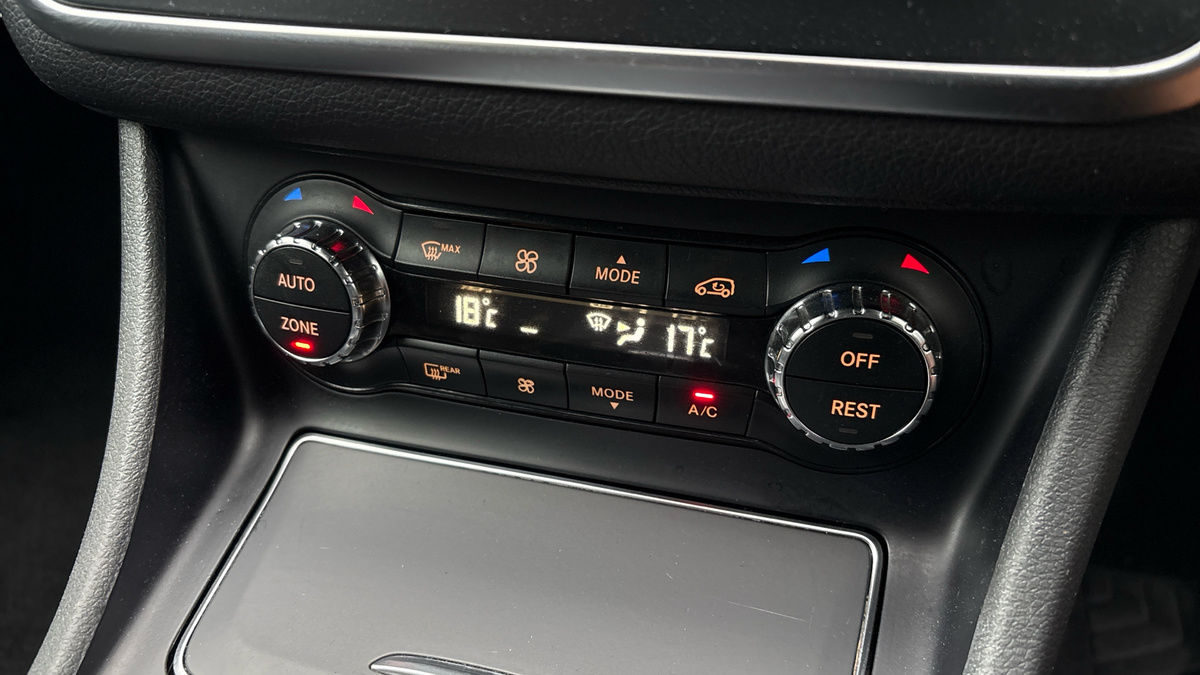 Mercedes-Benz GLA Image 26