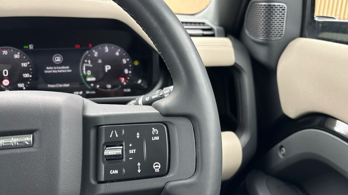 Land Rover Defender 110 Image 14
