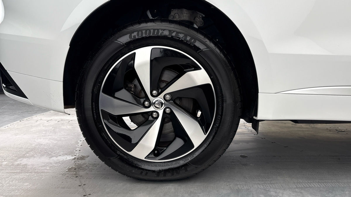 Jaguar F-PACE Image 10