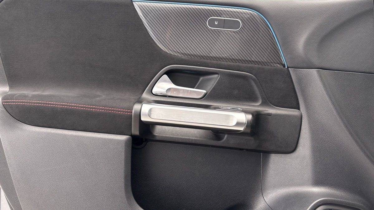 Mercedes-Benz GLB Image 19