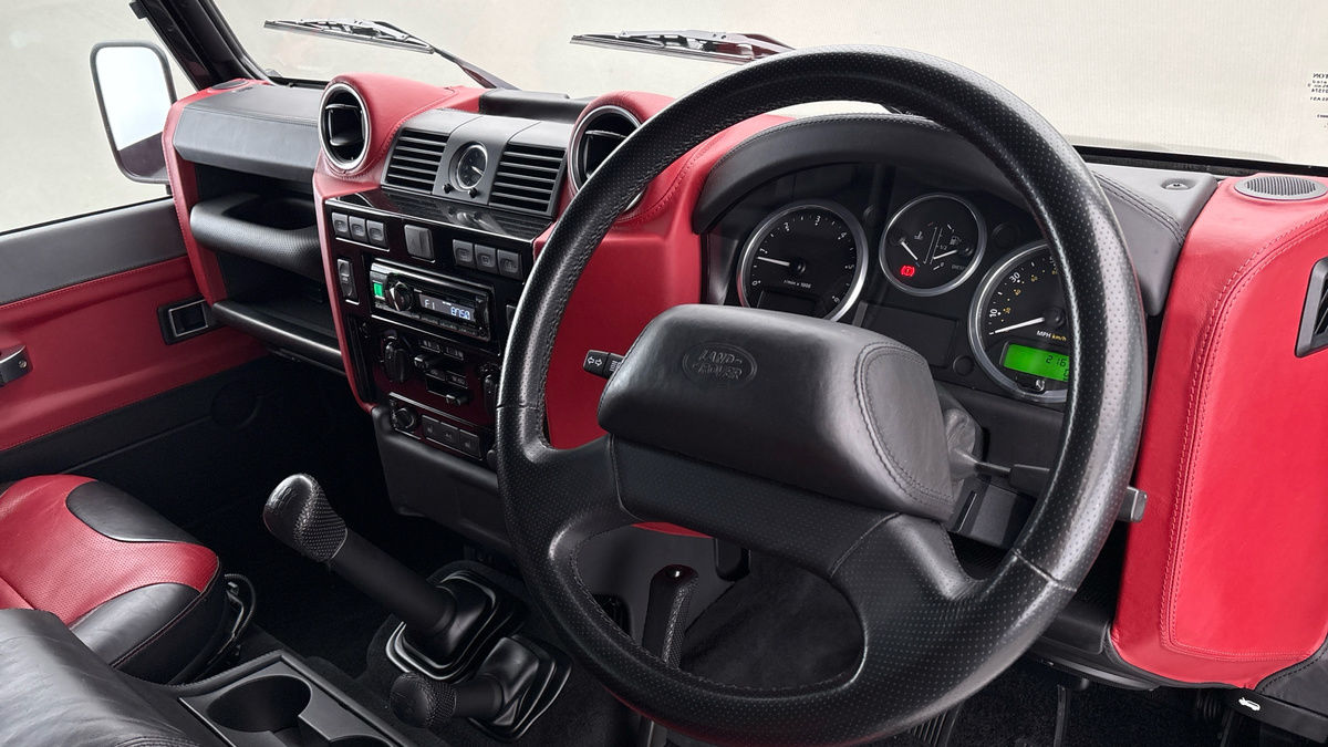 Land Rover Defender 90 Image 5