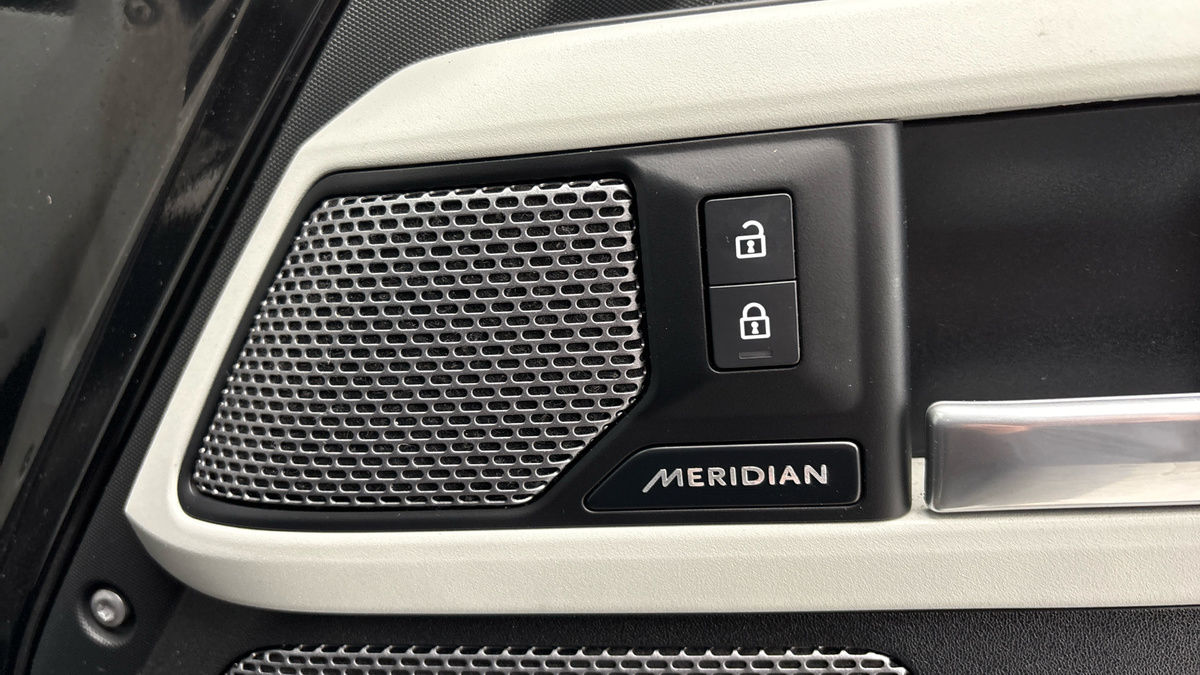 Land Rover Defender 110 Image 6
