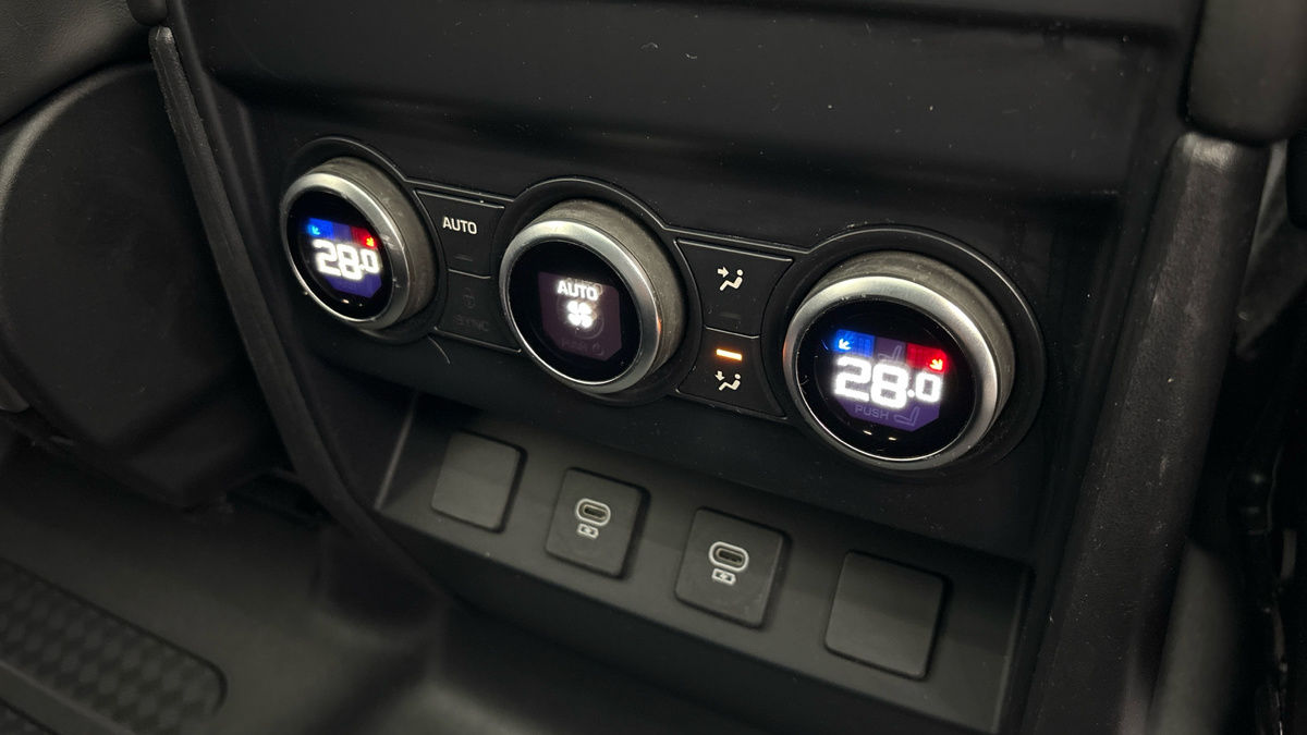 Land Rover Defender 110 Image 29