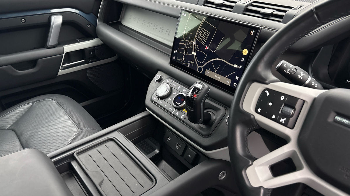 Land Rover Defender 110 Image 18