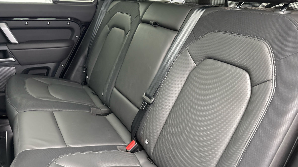 Land Rover Defender 110 Image 8