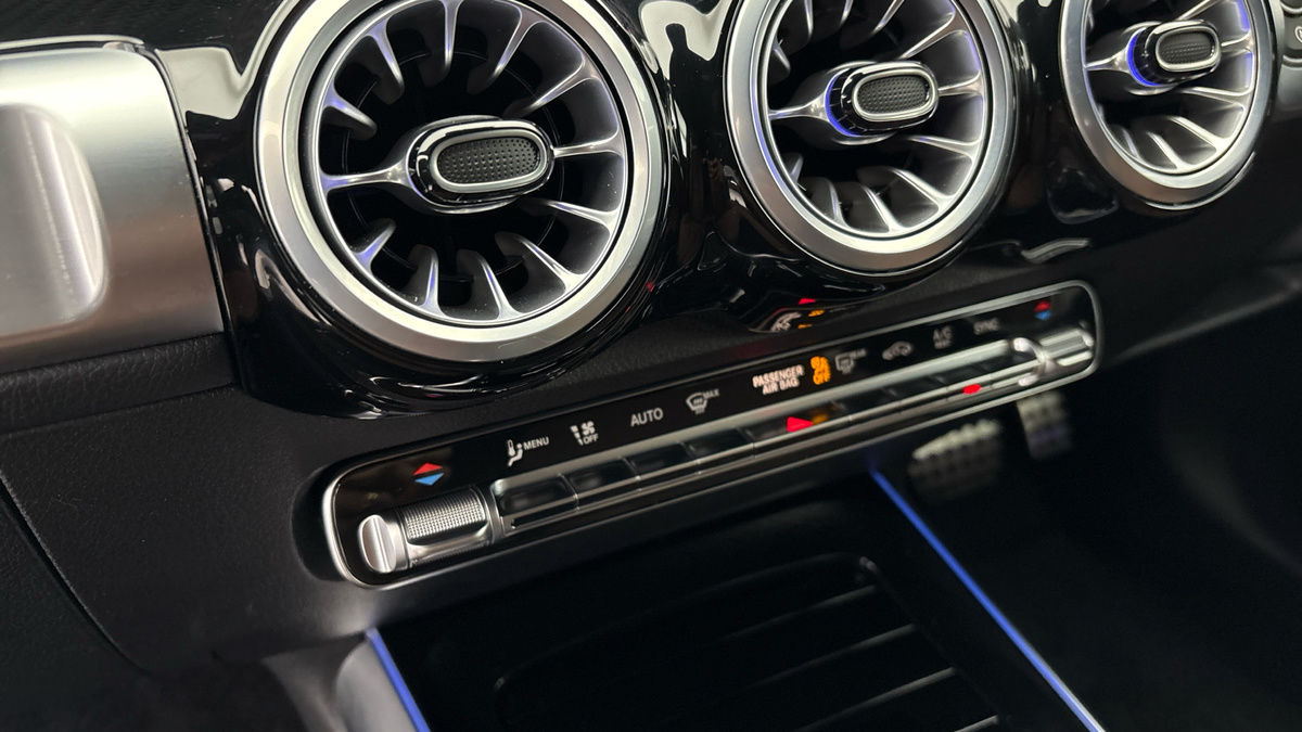 Mercedes-Benz GLB Image 26