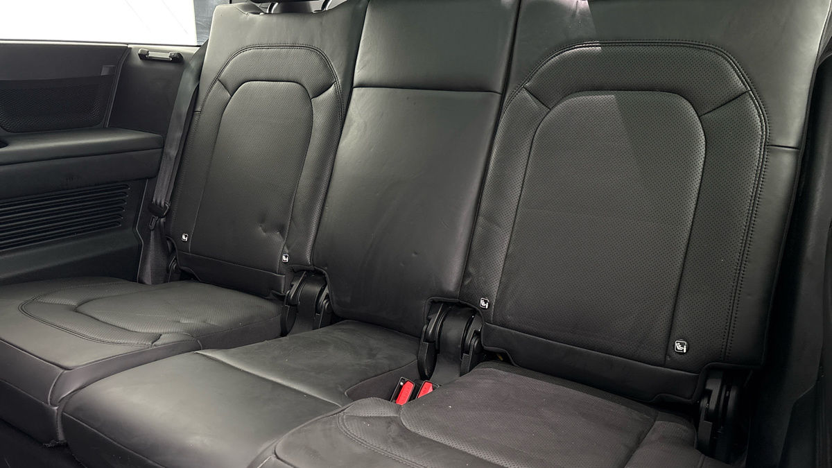 Land Rover Defender 130 Image 26
