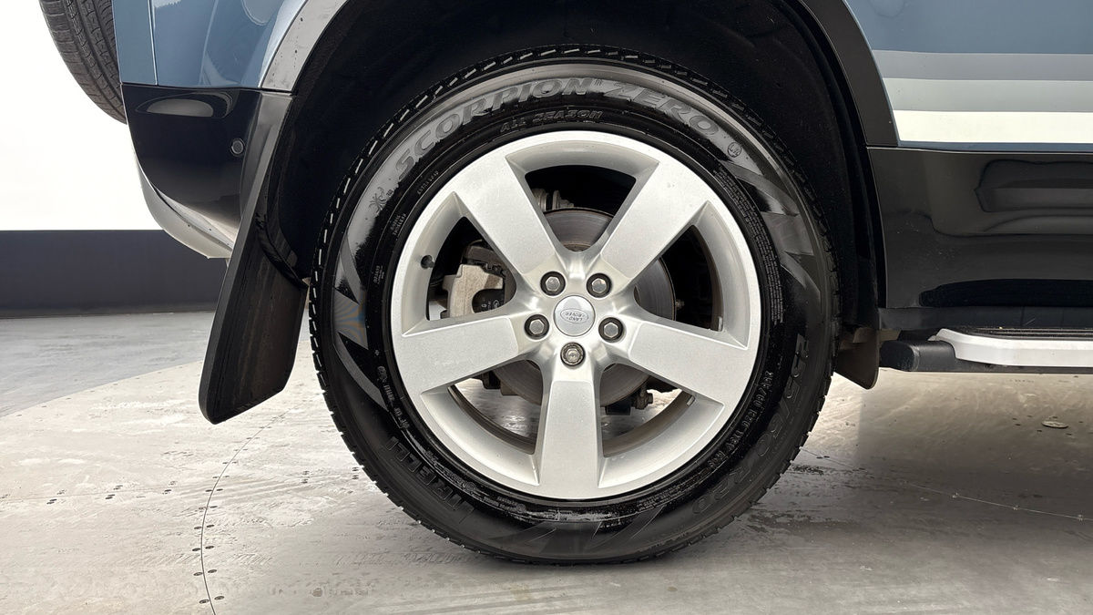 Land Rover Defender 110 Image 10